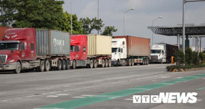 Ảnh: Gần đến ngày thu phí, tài xế vẫn ngang nhiên chiếm Trạm BOT Tiên Cựu làm nơi đỗ ô tô