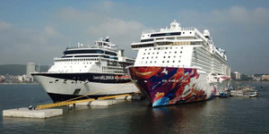 Ảnh: Cận cảnh hai du thuyền 5 sao chở gần 8.000 du khách quốc tế đến Hạ Long