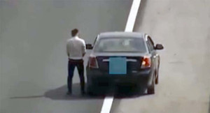 Video: Tài xế ô tô ăn mặc lịch sự ngang nhiên dừng xe, tiểu tiện trên cao tốc Hà Nội – Hải Phòng