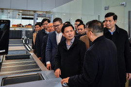 Ảnh: Bộ trưởng Nguyễn Văn Thể thị sát Sân bay Quốc tế Vân Đồn trước giờ cất cánh