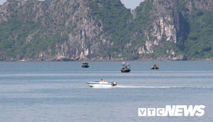 Tạm giữ xuồng cao tốc mang biển kiểm soát Biên phòng chở khách trái phép trên vịnh Hạ Long