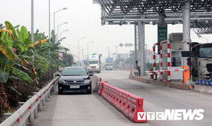Ghi hình ô tô trốn mua vé qua trạm BOT, phóng viên bị tài xế chặn đường