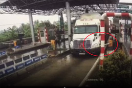 Trạm thu phí BOT Tiên Cựu trên quốc lộ 10 liên tiếp bị ô tô tông gãy barie để trốn phí