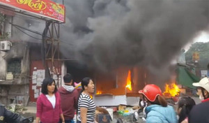 3 căn nhà ven quốc lộ 5 ở Hải Phòng bị thiêu rụi