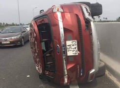 Lật xe trên cao tốc Hạ Long - Hải Phòng, tài xế xe hơi văng xuống đường thiệt mạng