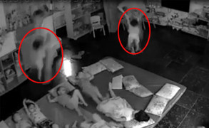 Phẫn nộ nhân viên cơ sở mầm non tư thục cầm 2 tay trẻ quăng xuống nền nhà như làm xiếc