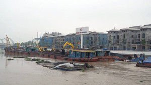 Hai sà lan chở than gặp nạn trên sông Tam Bạc ở Hải Phòng