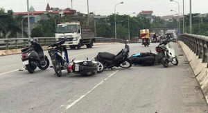 Côn đồ Hải Dương truy sát nhau trên quốc lộ 5, một người nhảy qua lan can cầu vượt thoát thân