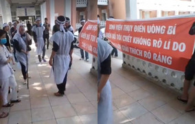 Người đàn ông chết bất thường, người nhà mang băng rôn đến bệnh viện yêu cầu làm rõ