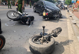 Ô tô 'điên' tông liên hoàn xe bồn và 2 xe máy, tài xế thương nặng