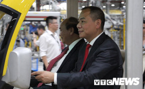 Thủ tướng Nguyễn Xuân Phúc hài lòng sau khi trải nghiệm xe VinFast