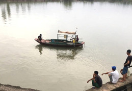 Lật thuyền trên sông, hai bà cháu mất tích lúc nửa đêm