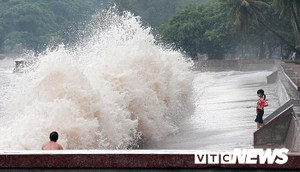 Ảnh: Bé gái vô tư chơi đùa với sóng dữ ở biển Đồ Sơn ngay trước khi bão số 2 đổ bộ