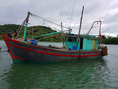 Giải cứu thuyền viên mắc kẹt trên biển ở Cô Tô trước khi bão số 2 đổ bộ