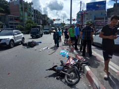 Xe khách nổ lốp đâm hàng loạt xe máy ở Quảng Ninh, người bị thương nằm la liệt trên đường