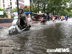 Áp thấp nhiệt đới gây mưa lớn, phố Hải Phòng biến thành sông