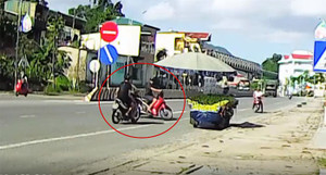 Clip: 'Quái xế' sang đường lắt léo khiến người đi xe máy vạ lây
