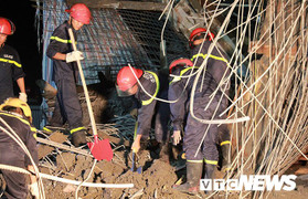 Ảnh: Cảnh sát xuyên đêm tìm kiếm nạn nhân bị vùi lấp sau vụ sập giàn giáo cây xăng ở Hải Phòng