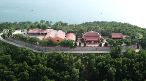Ảnh, video: Biệt thự, chùa chiền hoành tráng xây dựng trái phép trên vịnh Bái Tử Long