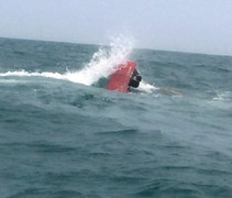 Tàu cá bị sóng lớn đánh chìm, 7 ngư dân thoát chết thần kỳ ở Quảng Ninh