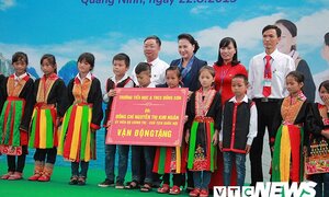 Chủ tịch Quốc hội trao tặng trường học mới cho trẻ em đồng bào dân tộc ở Quảng Ninh