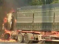 Xe container kéo lê xe máy rồi cùng bốc cháy trên quốc lộ ở Hải Phòng