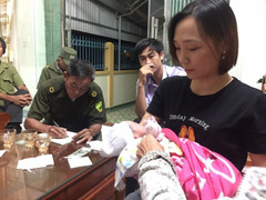 Bé trai ở Hải Dương vừa chào đời còn nguyên dây rốn bị bỏ rơi dưới gốc cây