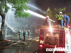 Ảnh: Hiện trường lửa bao trùm kèm tiếng nổ lớn từ siêu thị điện máy ở Hải Phòng