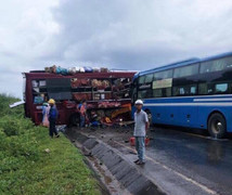 Hai xe khách giường nằm tông nhau, nhiều người nhập viện ở Kon Tum