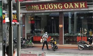 Nhân chứng kể phút tên cướp cầm súng xông vào cướp tiệm vàng ở Quảng Ninh