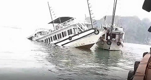 Tàu du lịch bị tàu chở đá đâm chìm trên vịnh Hạ Long