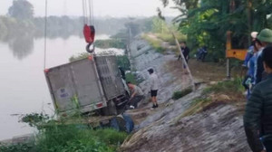 Tai nạn hi hữu: Ô tô bán tải đâm chết người chèo thuyền trên sông