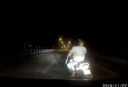 Truy tìm nam thanh niên đi xe máy cầm theo hung khí, lạng lách đánh võng trước đầu xe ô tô