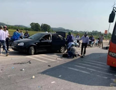 Xe khách tông chết 2 nữ sinh lớp 10 trên đường đi học