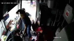 Clip: Côn đồ lộng hành tấn công tài xế và phụ xe khách tuyến Hải Phòng - Vinh