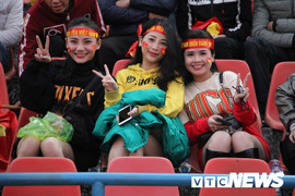 Ảnh: Hot girl đất Cảng làm nóng sân Lạch Tray trước trận U22 Việt Nam- U22 Indonesia