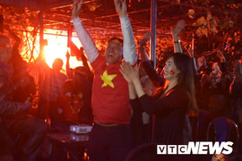 Video: Pháo sáng đỏ rực tại nhà thủ môn Văn Toản mừng chiến thắng đội tuyển U22 Việt Nam