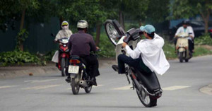 Những lỗi vi phạm “ngớ ngẩn” khi bạn điều khiển xe gắn máy