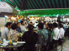 Hà Nội ngày 40 độ C, quán bia ken cứng, kiếm chục triệu tiền lãi mỗi ngày