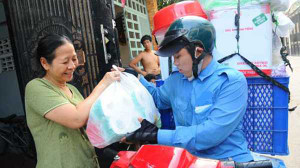 Hà Nội ngày nóng 40 độ C: Bí quyết sống sót của shipper 'khét lẹt'