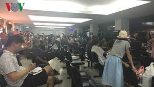 Máy bay Đà Nẵng tới Hà Nội lại hạ cánh ở Lào