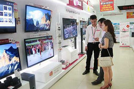 Vì sao mua ti vi giảm giá vẫn bị đắt cả triệu đồng?