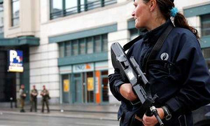 Thủ đô Bỉ náo loạn vì người đeo đai bom... bánh quy