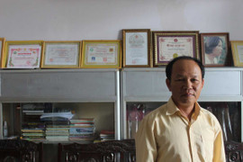 Người đàn ông có biệt tài ăn ớt như khoai