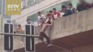 Clip: Đám đông nhiệt tình giúp đỡ người định tự tử và cái kết ‘cạn lời’