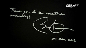 Clip: Ông Obama viết gì trước khi rời khách sạn tại Hà Nội?