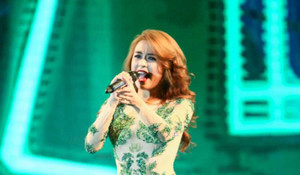 Hoàng Thùy Linh váy áo xuyên thấu 'đốt cháy' 25.000 khán giả