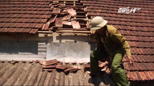 Máy bay Vietnam Airlines hạ cánh làm tốc mái nhà dân?