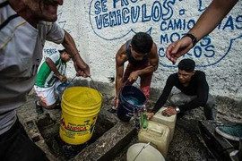 Venezuela từng bước tê liệt trong khủng hoảng