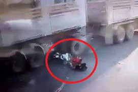 Clip: Xe máy rồ ga lao vào gầm xe tải, 2 người sống sót thần kỳ